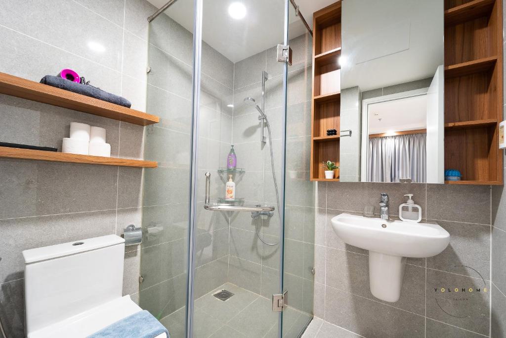 Koupelna v ubytování Elegant 2 bedroom- good location- yolohomesaigon- terra