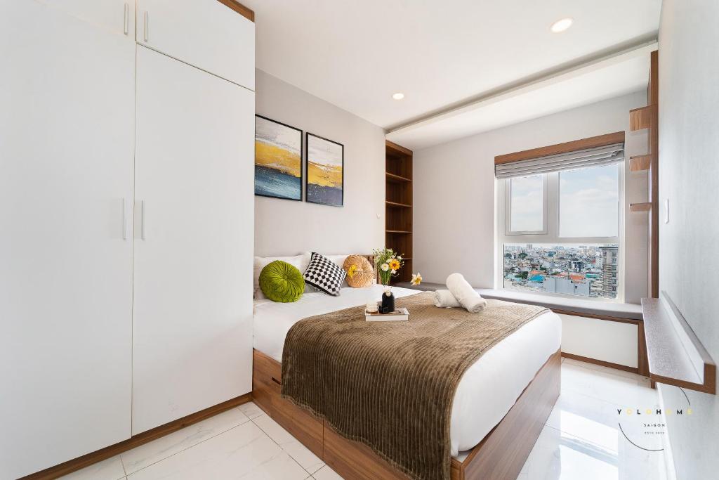 Postel nebo postele na pokoji v ubytování Elegant 2 bedroom- good location- yolohomesaigon- terra