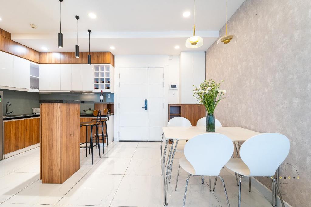 Kuchyň nebo kuchyňský kout v ubytování Elegant 2 bedroom- good location- yolohomesaigon- terra