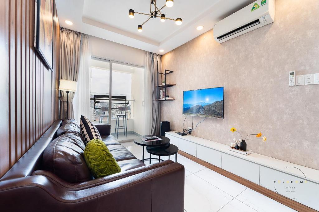 TV a/nebo společenská místnost v ubytování Elegant 2 bedroom- good location- yolohomesaigon- terra