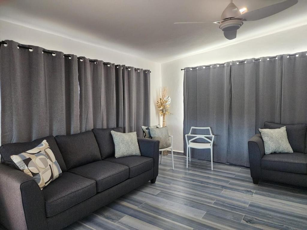 Zona d'estar a Rainforest Serenity Home