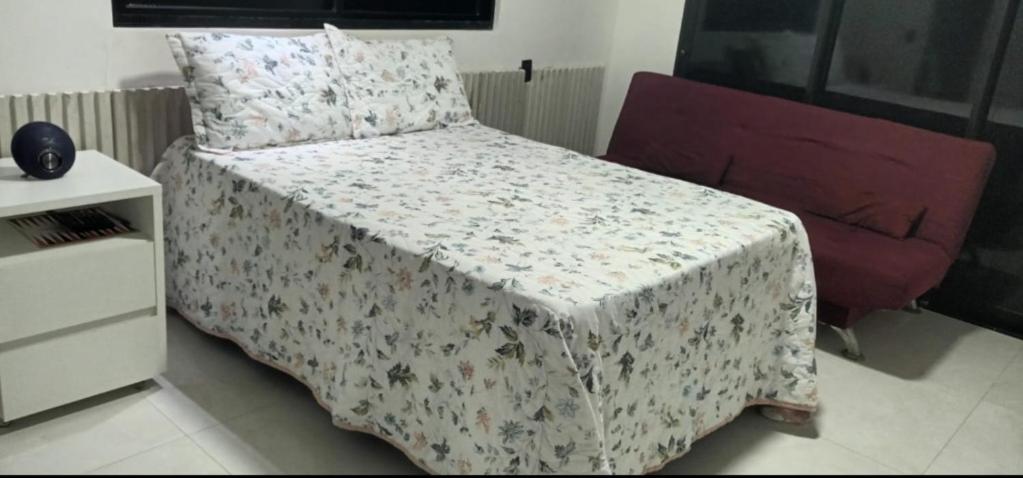 バーハ・デ・サン・ミゲウにあるCasa Nossaのベッドルーム1室(花の咲く毛布付きのベッド1台付)