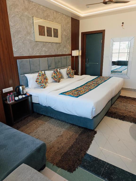 Postel nebo postele na pokoji v ubytování Nishant Palace