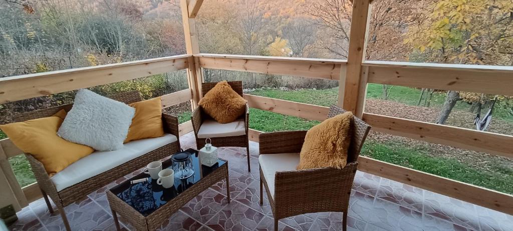Posezení v ubytování Hilltop Cottage in Szentendre, mountain view, terrace, garden