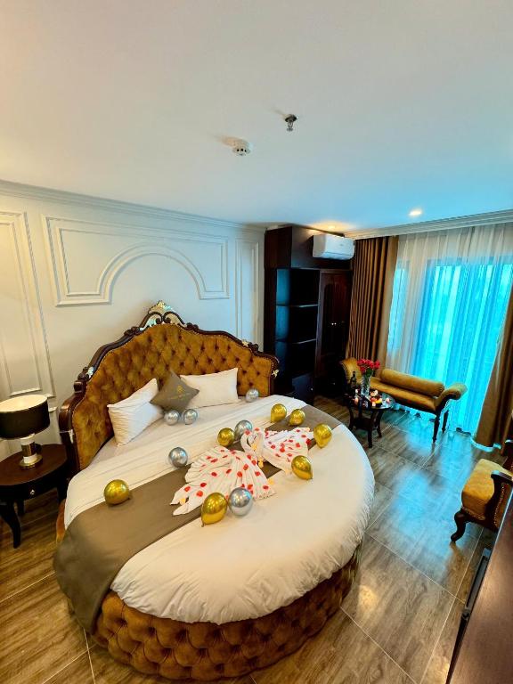 Postel nebo postele na pokoji v ubytování Luxury Hanoi Hotel