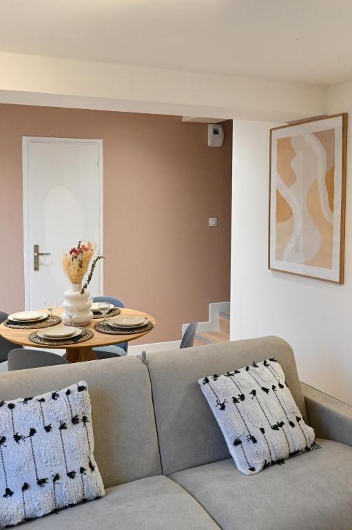 un salon avec un canapé et une table dans l'établissement La Niña - Parking Gratuit, à Fécamp