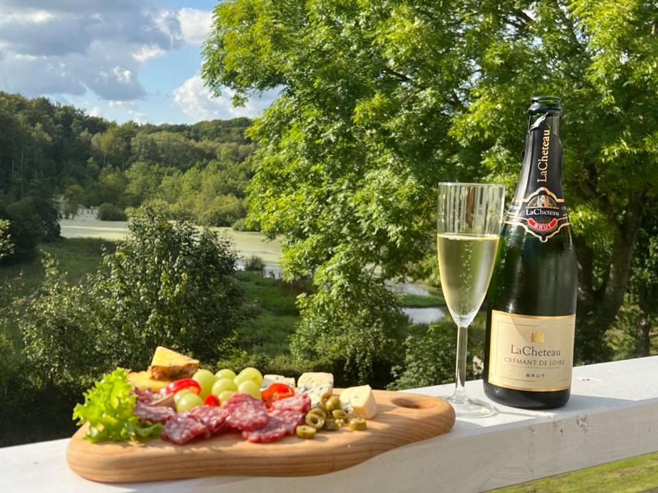 グリュックスブルクにあるFerienhaus Glücksburgのワイン1本、食品プレート、グラスワイン