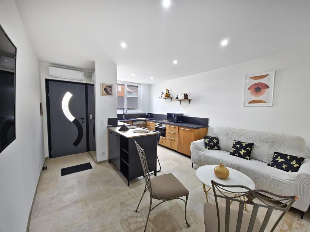 un salon avec un canapé et une table dans l'établissement Le Temps Suspendu T2 with Air Conditioning, à Cavalaire-sur-Mer