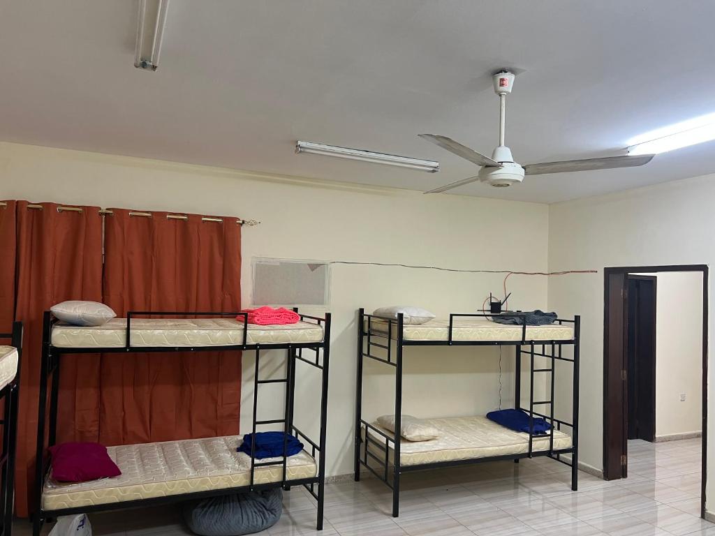 Postel nebo postele na pokoji v ubytování Muscat Turkish hostel and tours licensed by government
