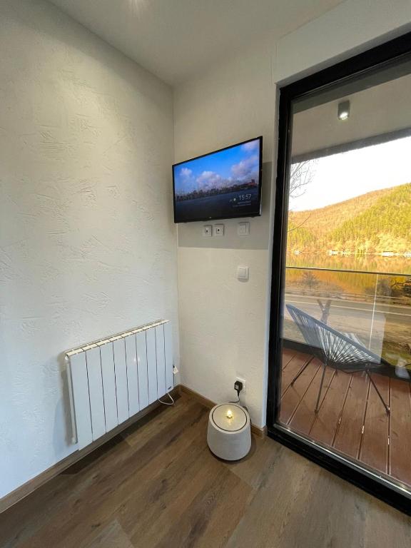 TV a/nebo společenská místnost v ubytování Glamping Jezero