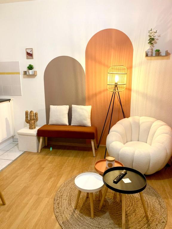 - un salon avec une chaise blanche et une table dans l'établissement Le Petit Soleil, à Longwy