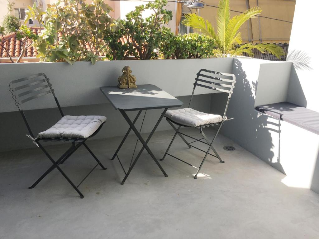 Patio alebo iná vonkajšia časť ubytovania Susanna Apartments - Your Oasis in Athens Ano Petralona
