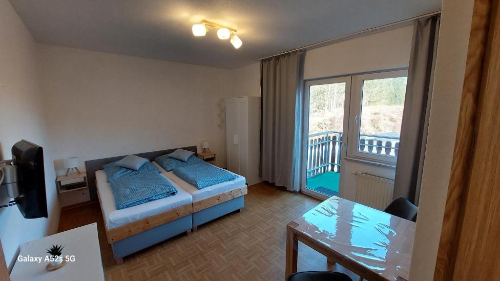 Postel nebo postele na pokoji v ubytování Bergwald