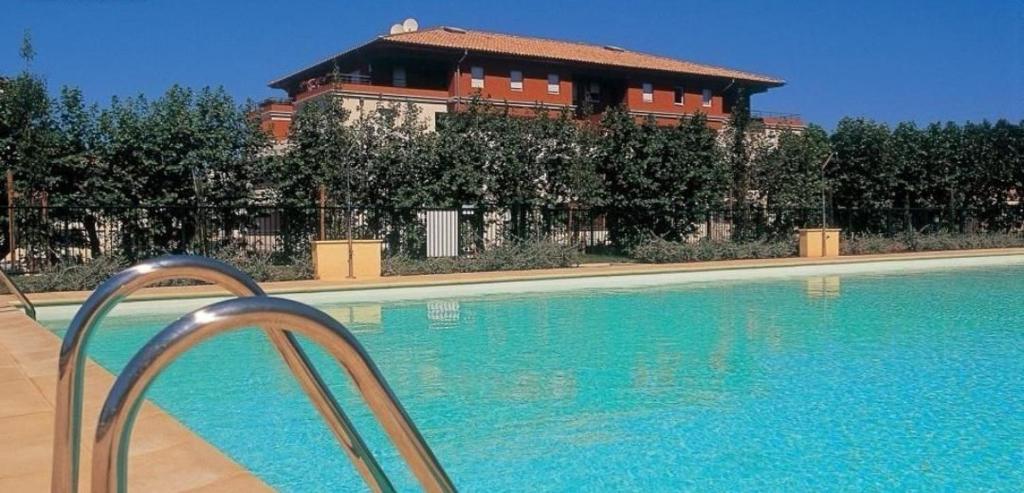 une grande piscine devant un immeuble dans l'établissement Marseille Superbe T2 Confort & Élégance Parking Privé & Piscine, à Marseille