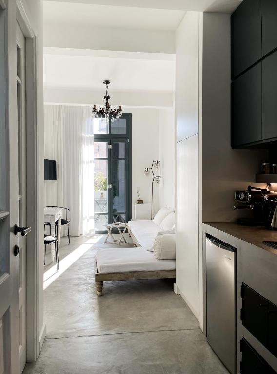 Posteľ alebo postele v izbe v ubytovaní Susanna Apartments - Your Oasis in Athens Ano Petralona