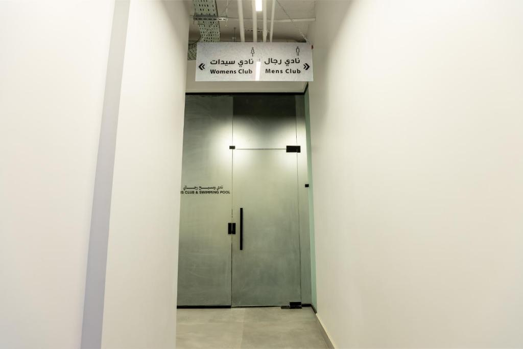 a hallway with a elevator in a building at فندق ليورا Liora Hotel in Riyadh