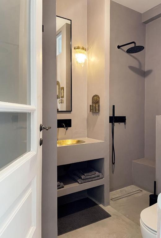 Kúpeľňa v ubytovaní Susanna Apartments - Your Oasis in Athens Ano Petralona