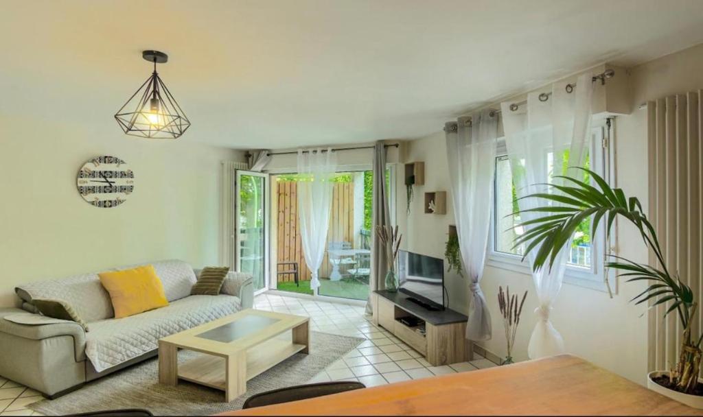 un salon avec un canapé et une télévision dans l'établissement Charmant T2 Annecy, à Annecy