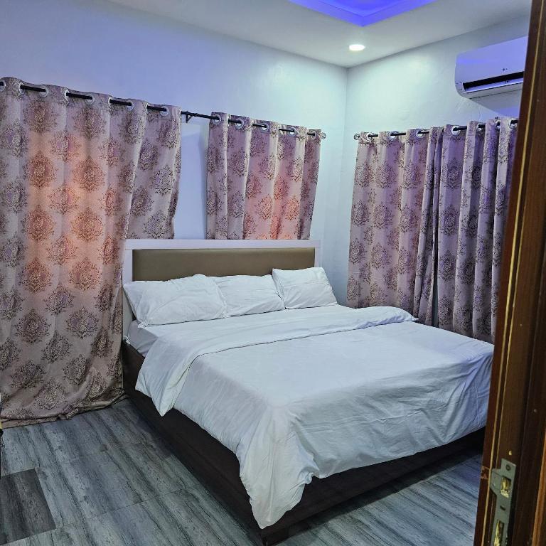Postel nebo postele na pokoji v ubytování Hen Cap Apartment Services