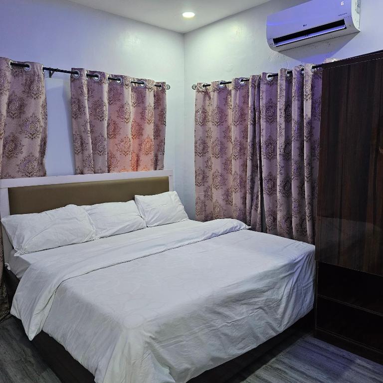Postel nebo postele na pokoji v ubytování Hen Cap Apartment Services