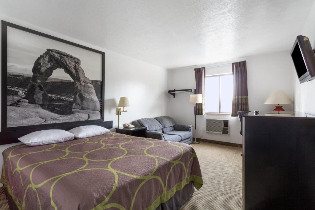 Super 8 by Wyndham Logan - Deluxe Queen Room - некурящий