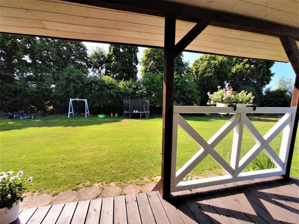 Vonkajšia záhrada v ubytovaní Resort in Kolczewo near West Pomerania Lakes