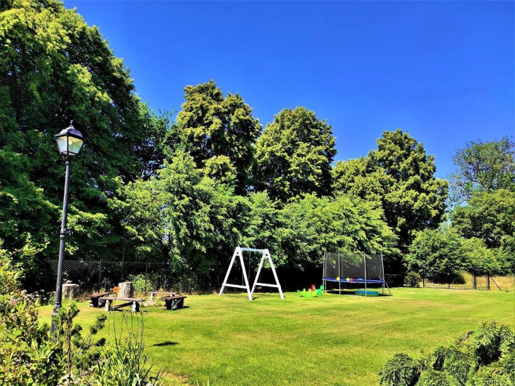 Vonkajšia záhrada v ubytovaní Resort in Kolczewo near West Pomerania Lakes
