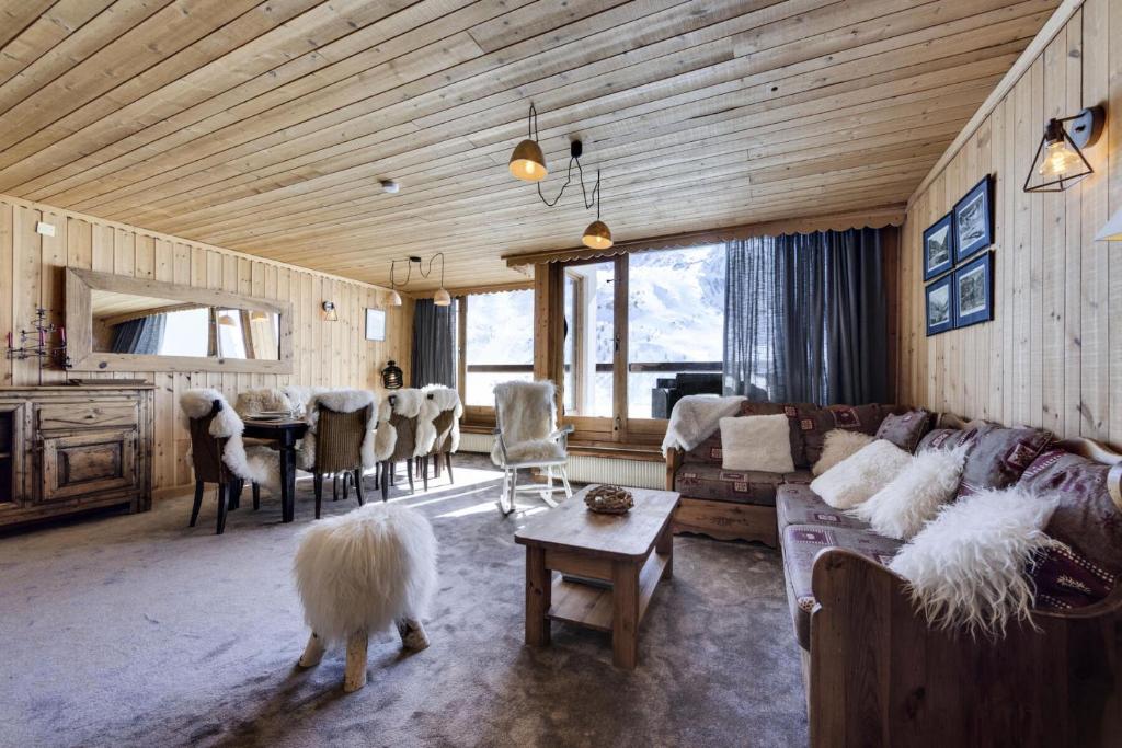 un salon avec un canapé et une table dans l'établissement Résidence Combe Folle - Appartement spacieux · Balcon · Wifi MAE-9561, à Tignes