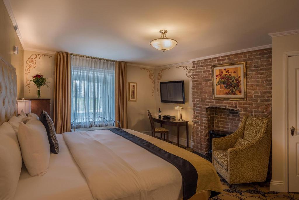 Postel nebo postele na pokoji v ubytování Hotel Manoir D'Auteuil