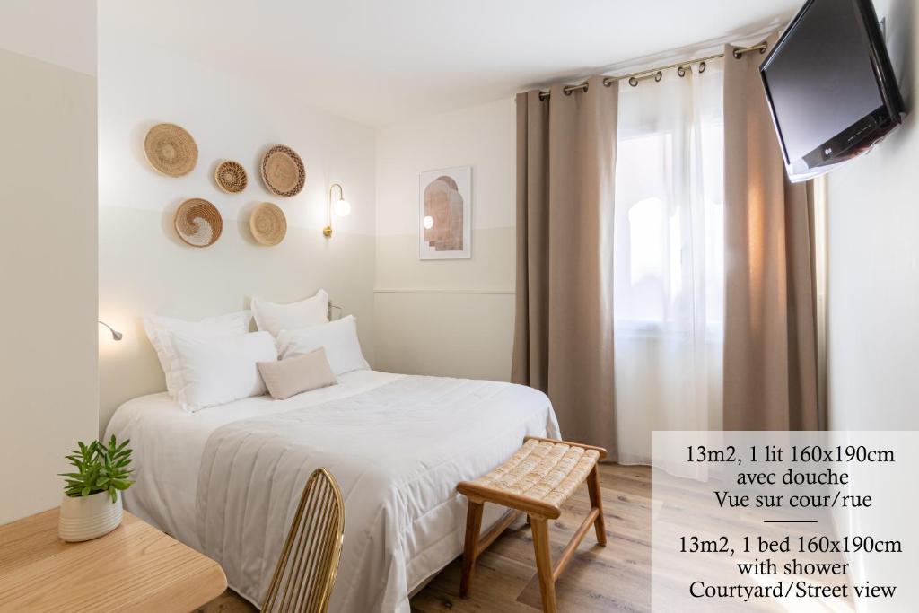 Un pat sau paturi într-o cameră la Hôtel Flor
