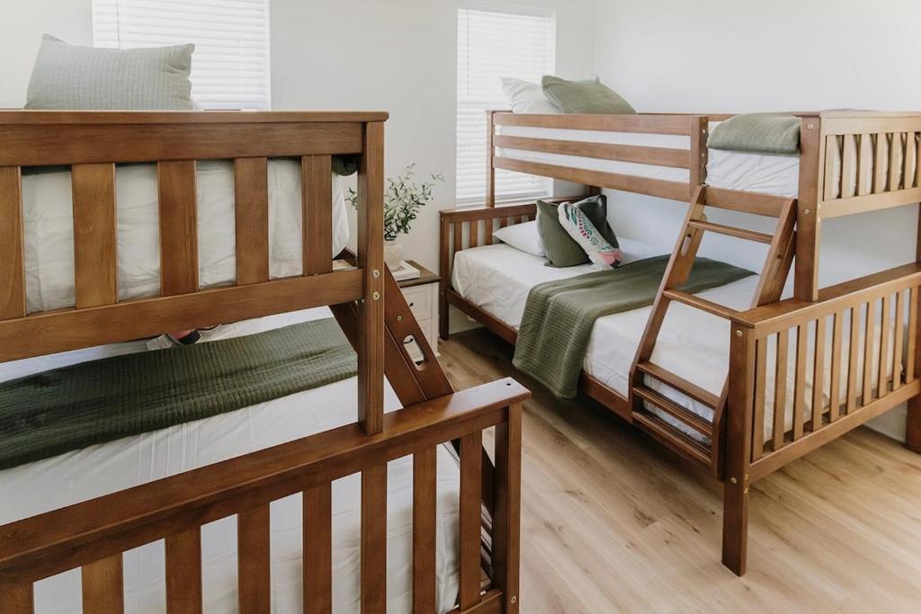 En eller flere senge i et værelse på Modern Cowboy Retreat