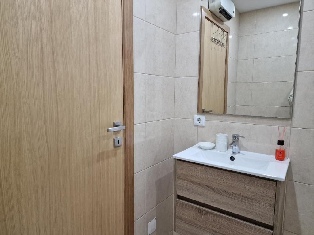 Koupelna v ubytování Cozy Apartment with Terrace, Air Cond, Free Parking, by Porto with Love LDA