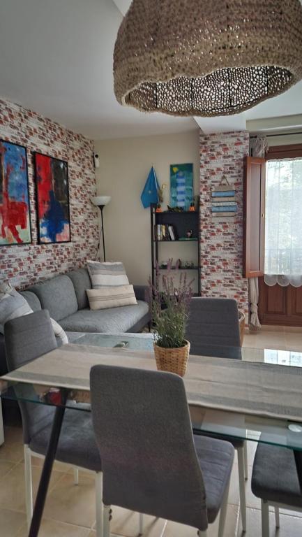 una sala de estar con una mesa y un sofá en Apartamento Figueras, en figueras