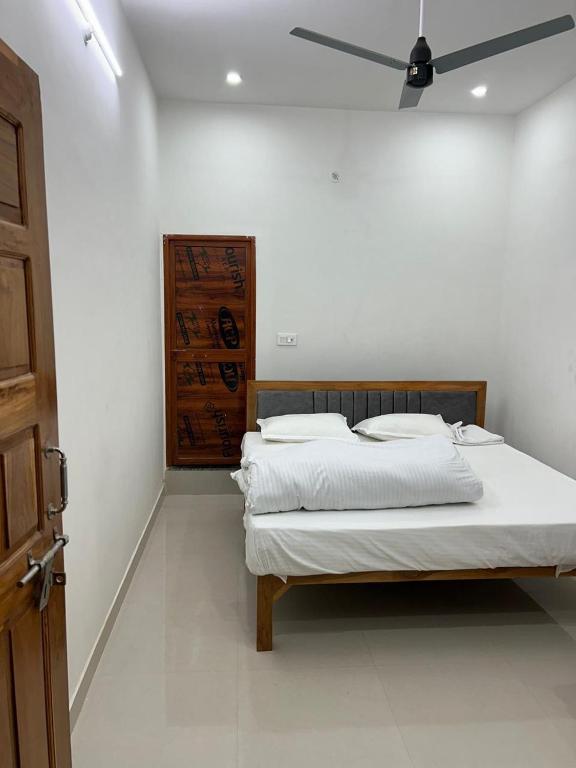 Postel nebo postele na pokoji v ubytování Kusum Home stay Near Ram Mandir Gate 200 -300 Meter , Near Hanuman gari Mandir, Jain mandir , railway station Goverment hosiptal , launch , Breakfast available, Free pick up Ayodhya dham railway station , airport pickup ,Ayodhya cant pickup