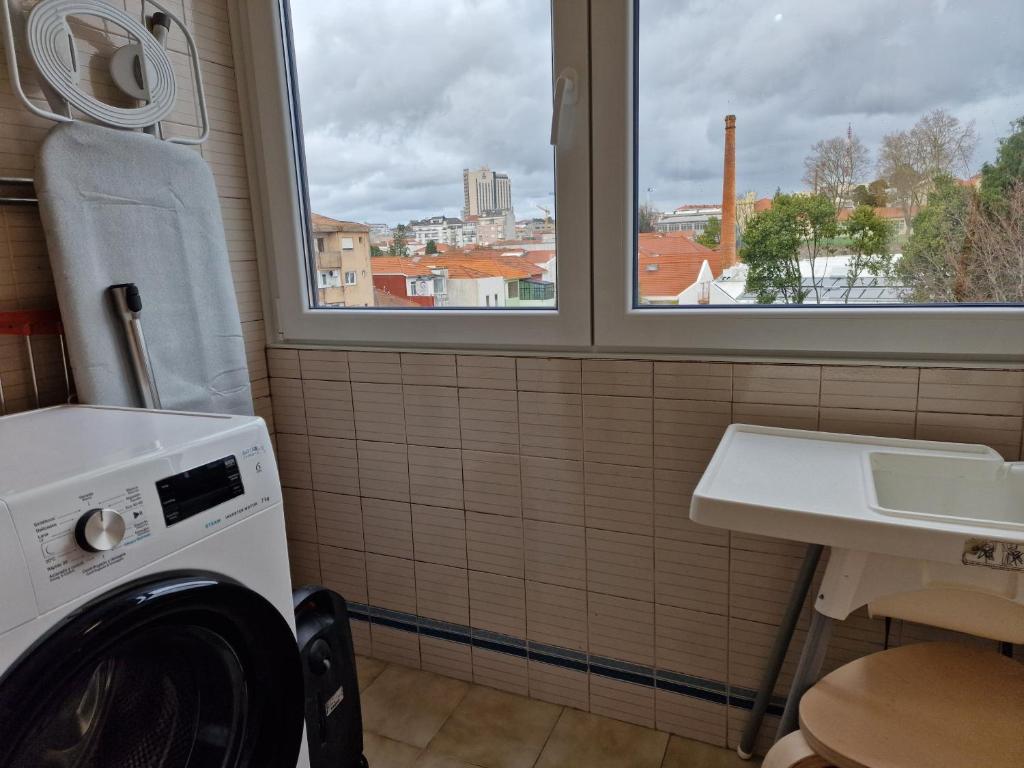 Kuchyň nebo kuchyňský kout v ubytování Cozy Apartment with Terrace, Air Cond, Free Parking, by Porto with Love LDA