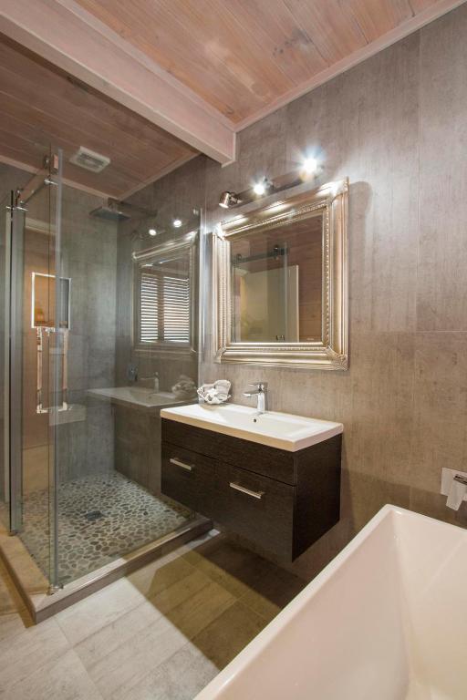 Two Bare Feet - Resim 3