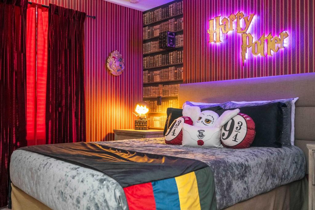 a bedroom with a bed with a happyrosis sign on the wall at Three Bedrooms Townhome 3012 in Kissimmee