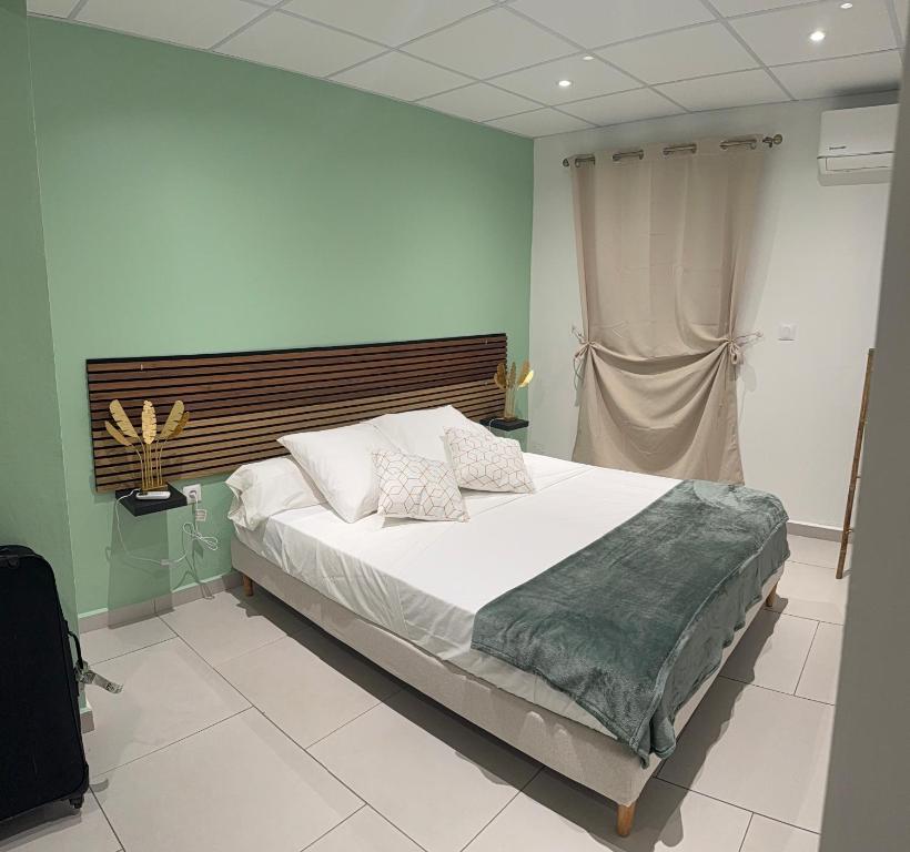 En eller flere senge i et værelse på Hébergement sous les tropiques