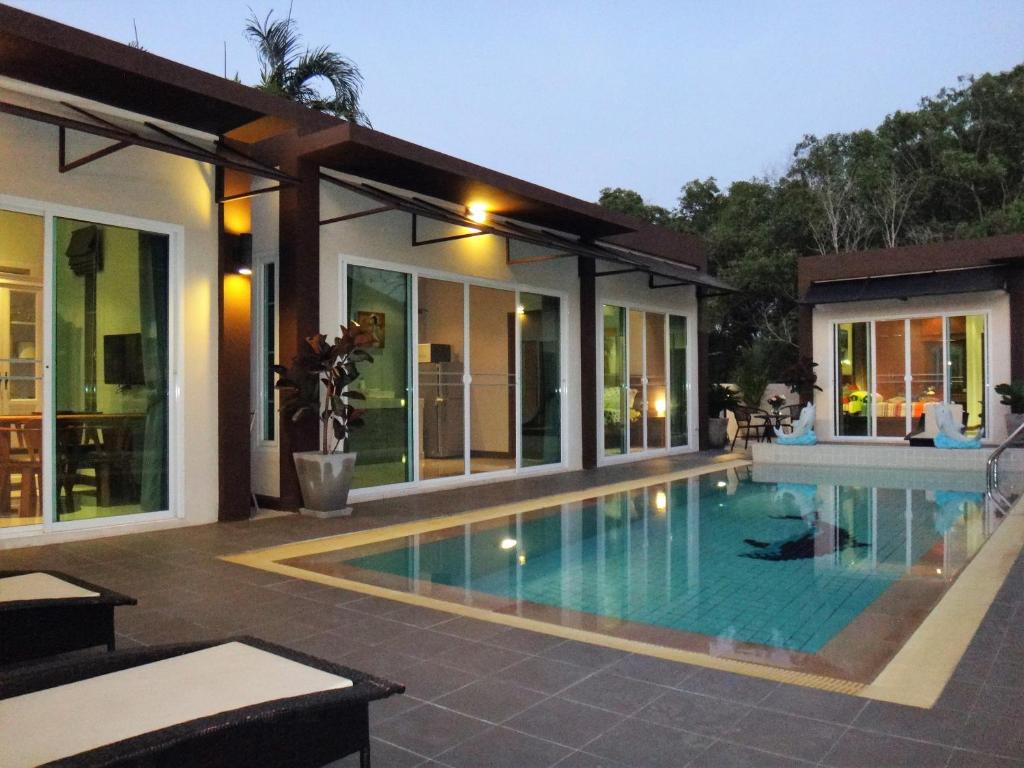 拉威海灘的住宿－Residence Harmonie，房屋前有游泳池的房子