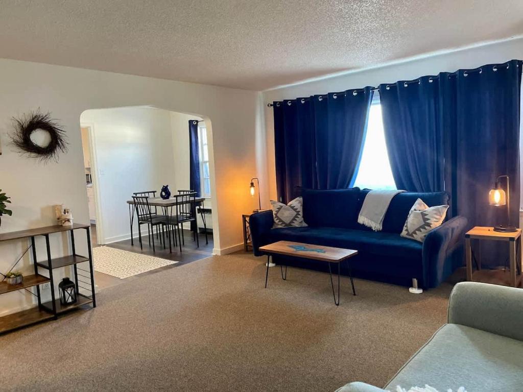 Χώρος καθιστικού στο Downtown Blue Room at Villages on Aurora