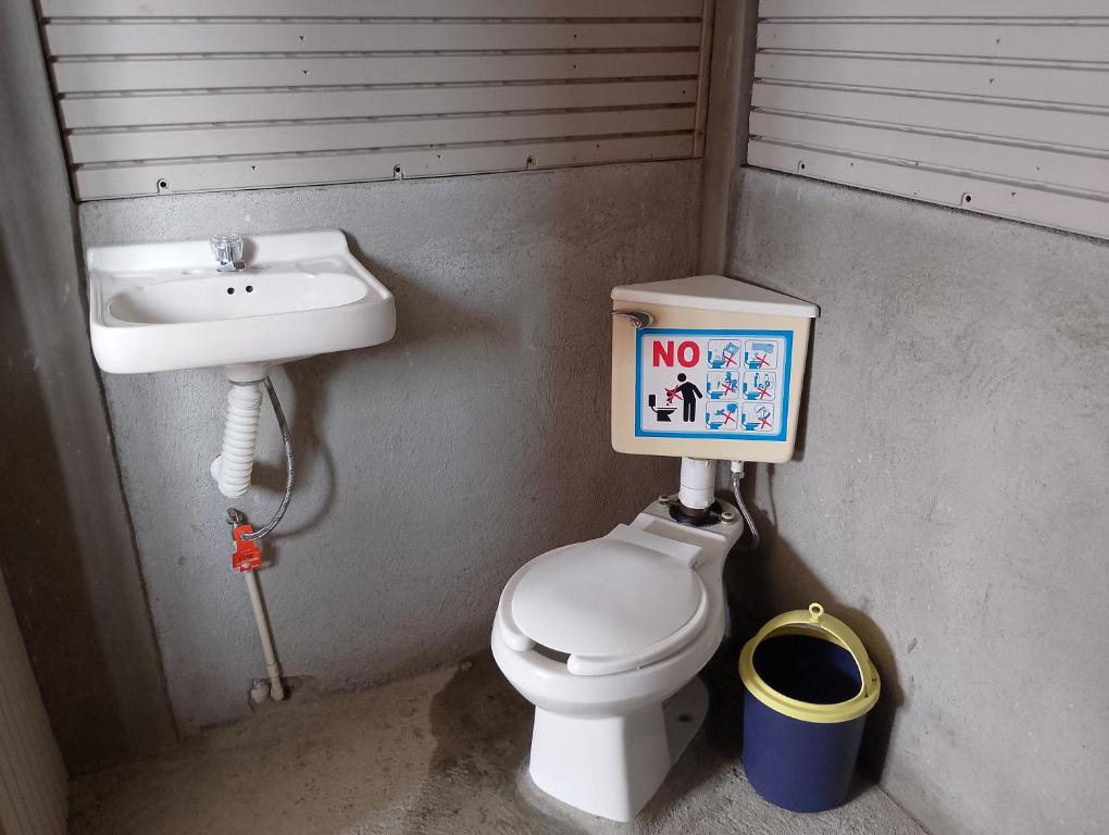 Phòng tắm tại Cabaña y camping en Restaurante Blue Rock