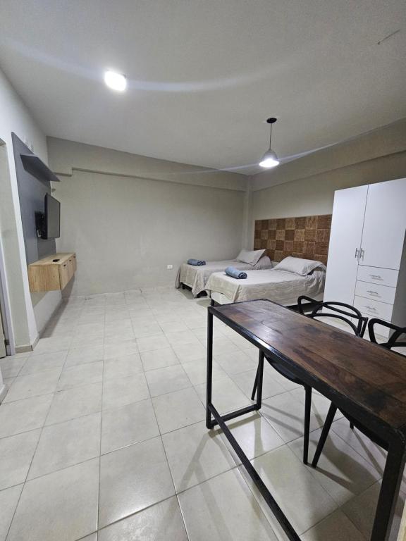 Μια τηλεόραση ή/και κέντρο ψυχαγωγίας στο Mono ambiente en el centro 3
