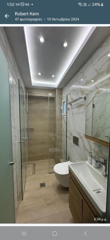 uma casa de banho com um chuveiro, um WC e um lavatório. em Sami View em Sami
