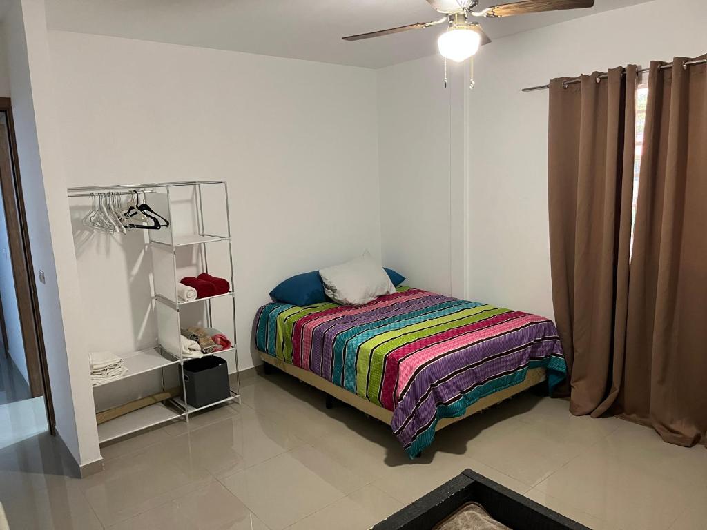 una camera con un letto con una coperta colorata di PH Residencial a David