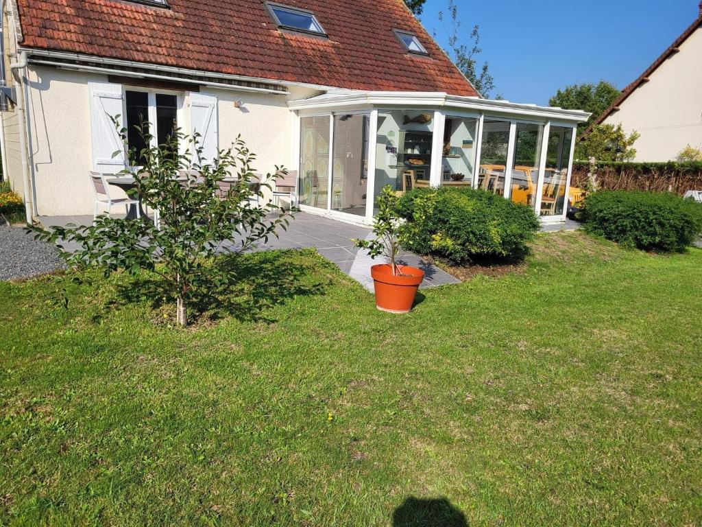 Κήπος έξω από το Holiday Home in Asnelles near D-Day Beaches