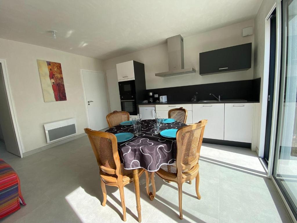 une salle à manger avec une table et des chaises et une cuisine dans l'établissement Apartment in Belz near the Sea, à Belz