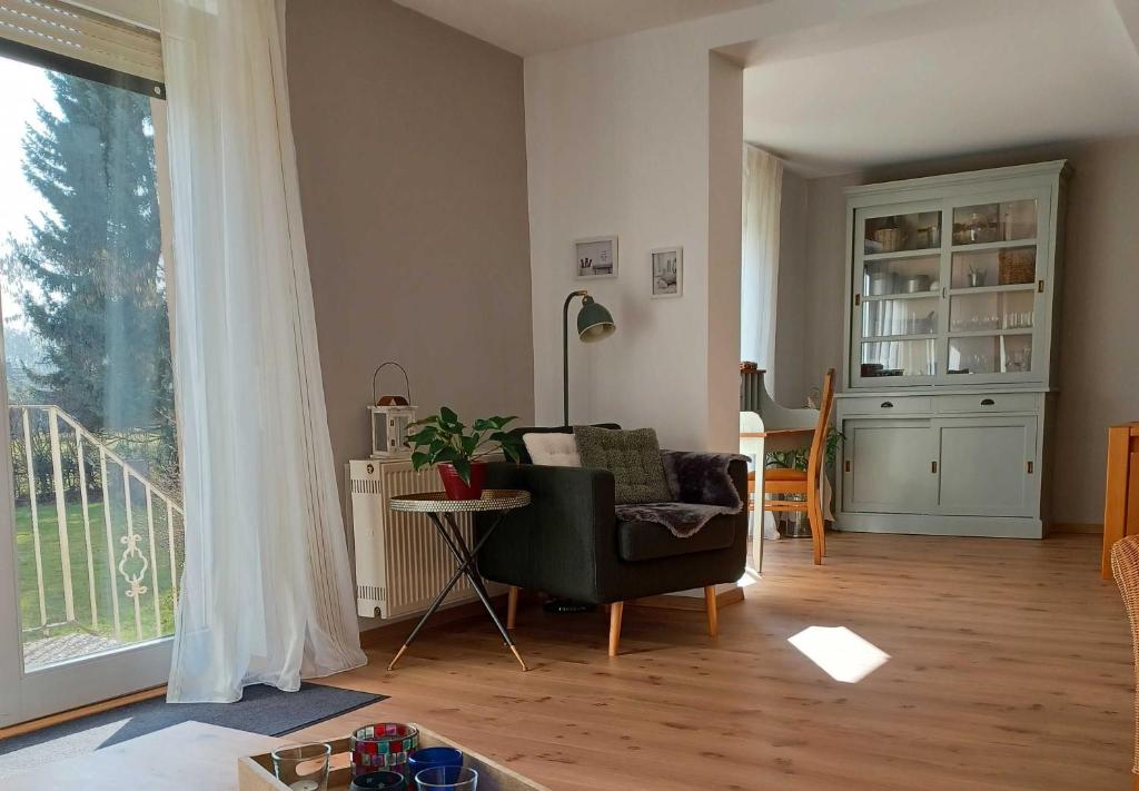 a living room with a chair and a table at Ferienwohnung Stadt-Land-Fluss in Bad Salzuflen