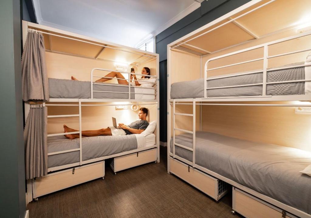 Palanda nebo palandy na pokoji v ubytování Stoke Beach House