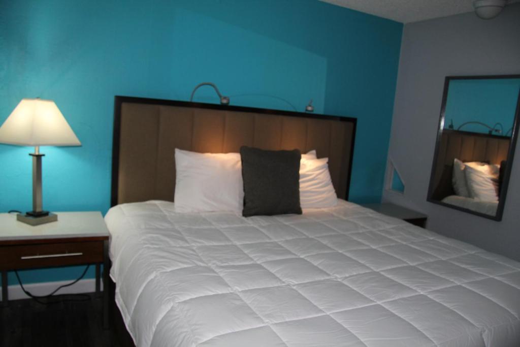 Postel nebo postele na pokoji v ubytování Naval Suites
