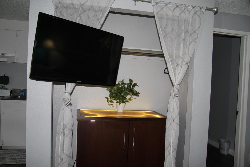 TV a/nebo společenská místnost v ubytování Naval Suites